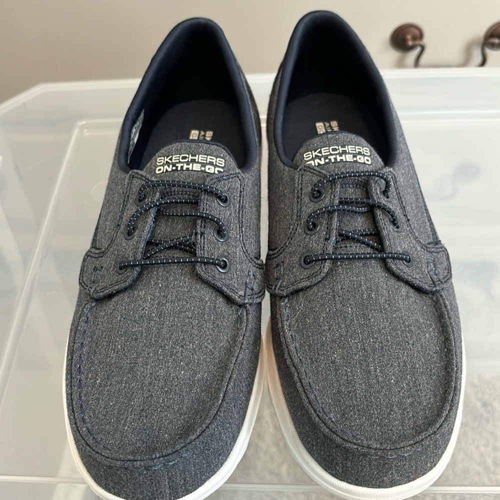 Skechers  blue boat shoes size 8